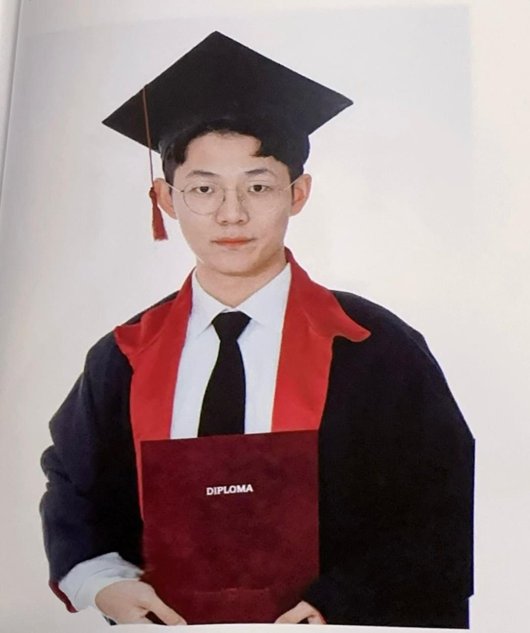 穿着西装笔挺的男子AI 生成的内容可能不正确。