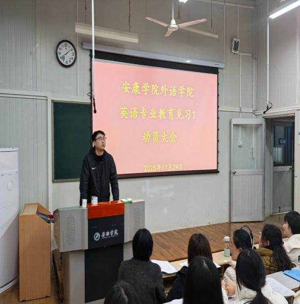 会议室里的人们描述已自动生成 会议室里的人们描述已自动生成